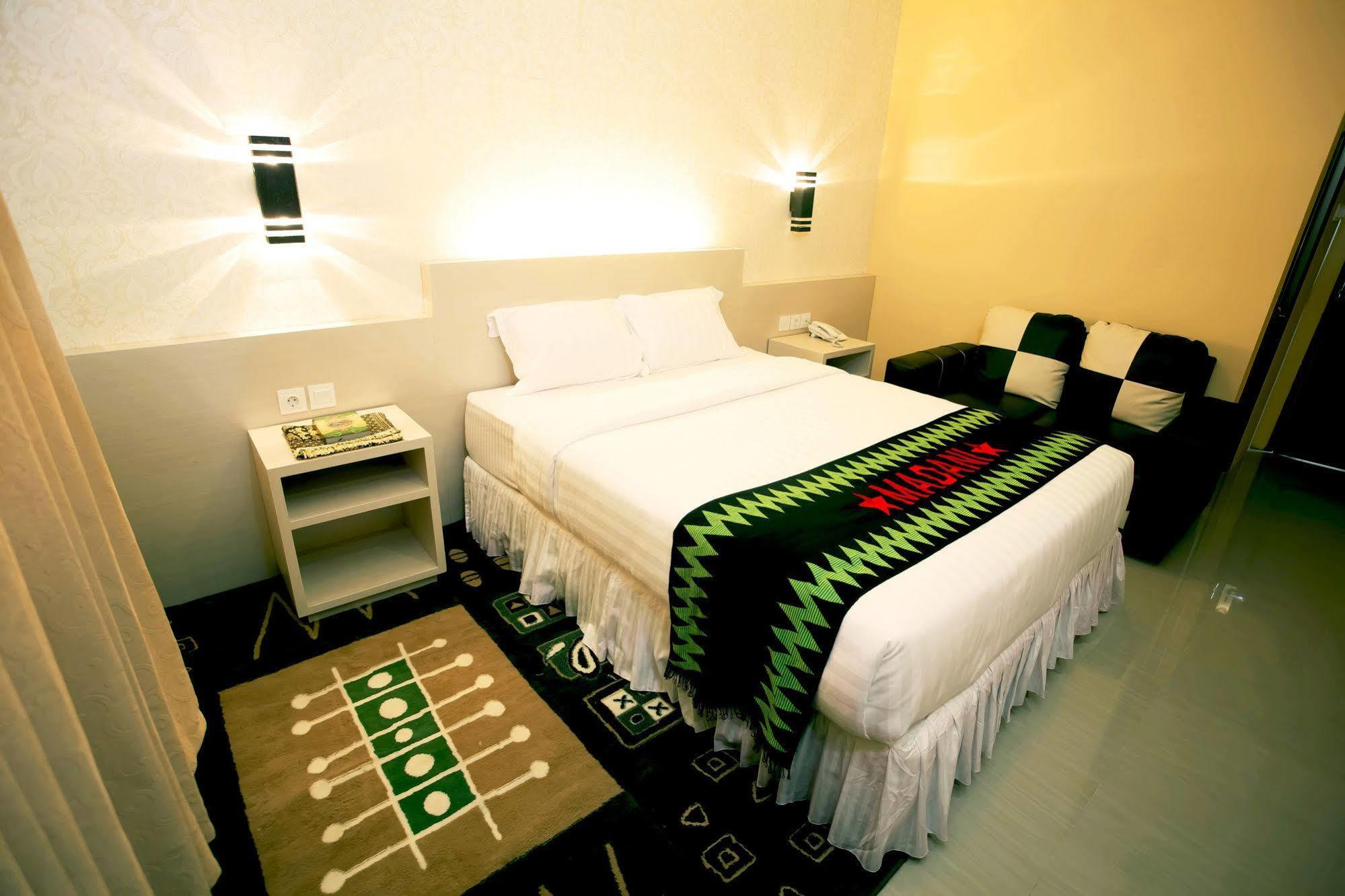 Grand Madani Hotel Mataram Ngoại thất bức ảnh